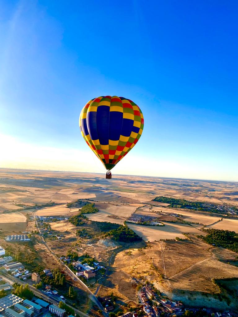 Amanecer en las alturas: Vive la emoción del paseo en globo en Cantabria