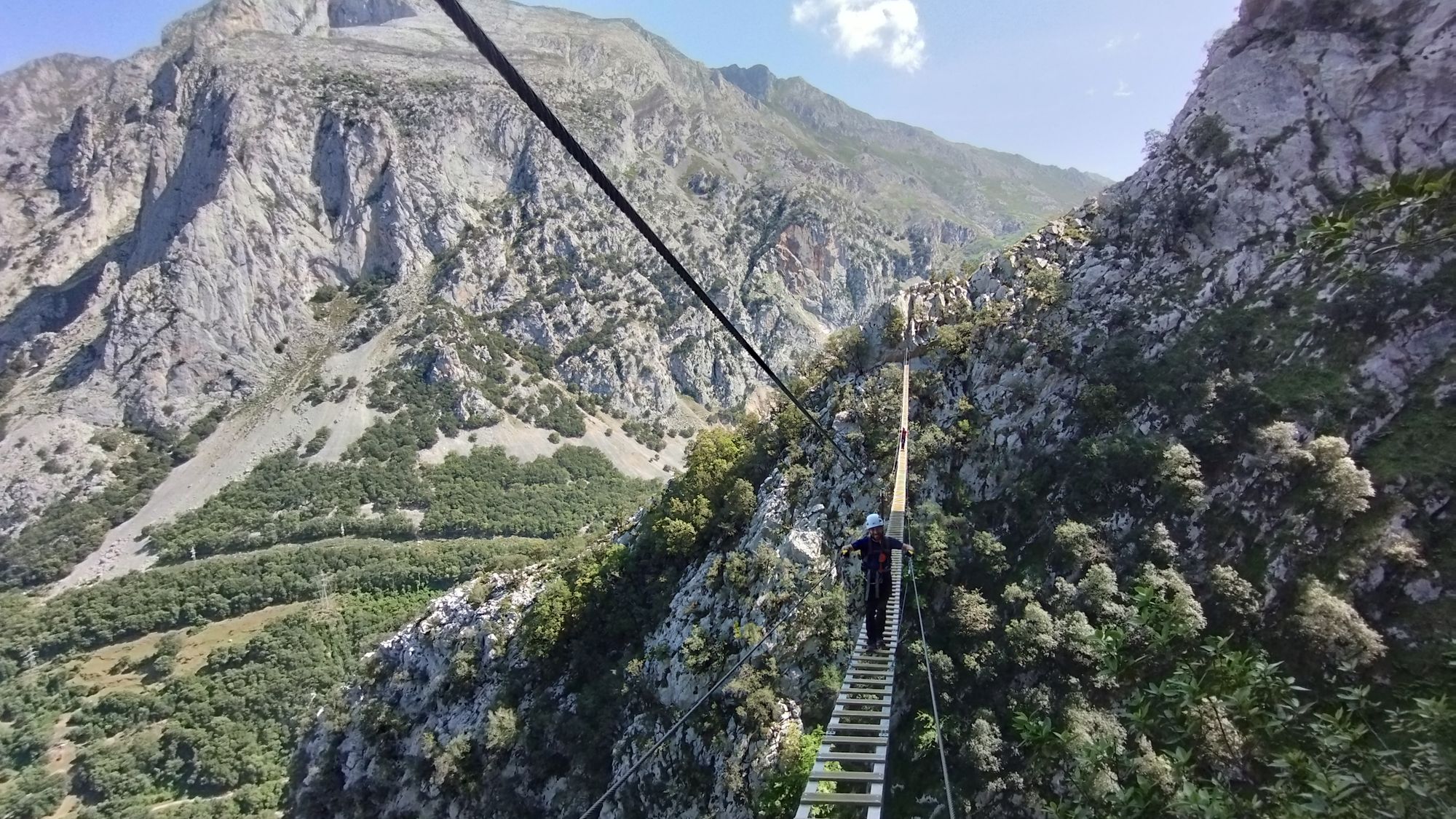 Ascenso a las nubes: La emocionante Vía Ferrata de la Hermida y su Escalera al Cielo