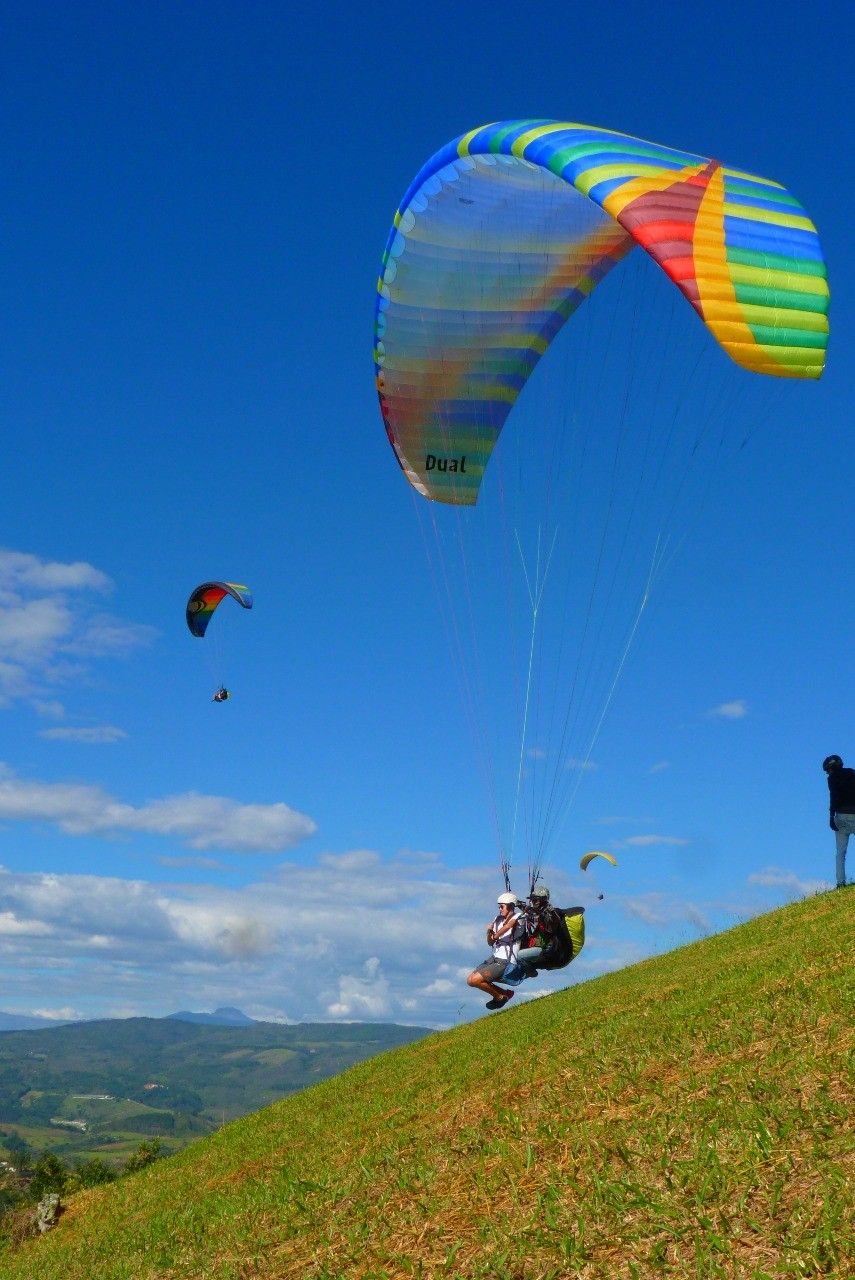 Alas en el cielo: Explora la magia del parapente en Asturias