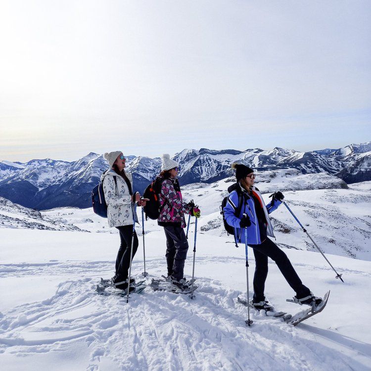 Exploración invernal: Descubriendo las raquetas de nieve y su magia en la montaña