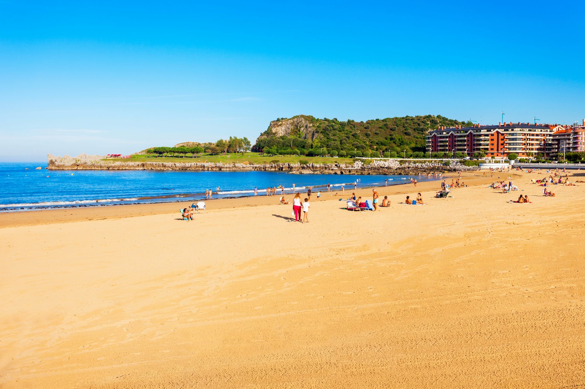 Si eres te gusta la arena y el mar, puedes encontrar un sin fin de actividades en las playas de Castro Urdiales