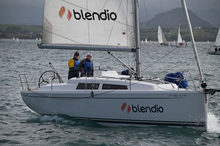 Con Cesar aprenderás cómo tomar las olas y aprovechar el viento para convertir un paseo en barco en una experiencia regata