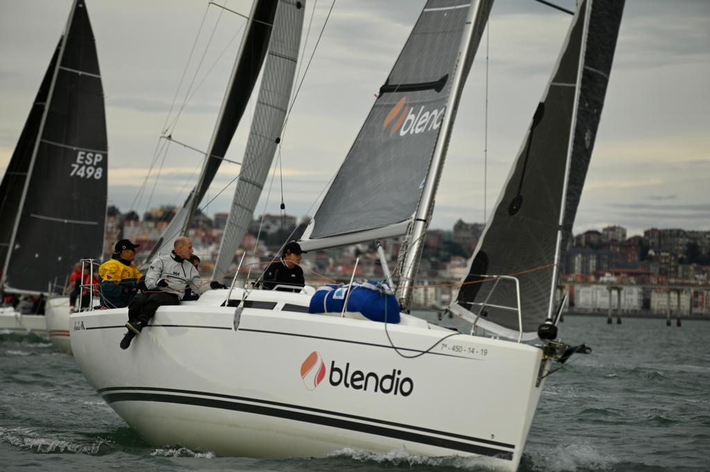 Mucho más que un paseo en barco en Cantabria: Una experiencia con César Obregón