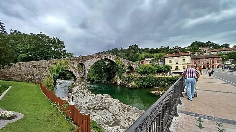 Cangas de Onís con lluvia
