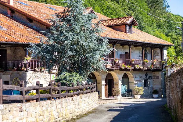 Qué pueblos hay cerca de Bárcena Mayor
