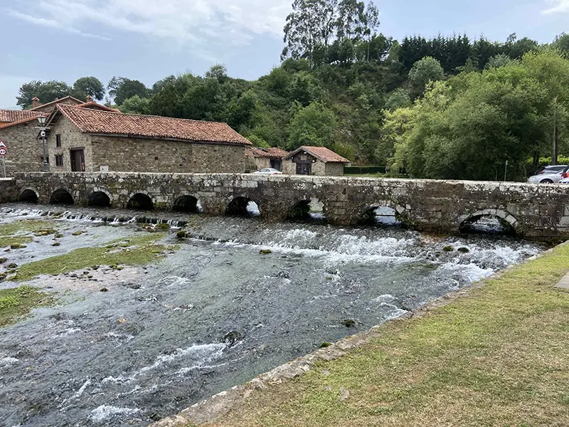 Qué pueblos hay cerca de Bárcena Mayor